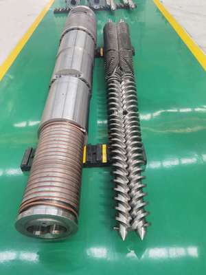 ความแข็งของสกรู HRC 58-62 และความแข็งจากการไนไตรด์ 950-1050HV สำหรับระบบสกรูคู่แบบกรวย